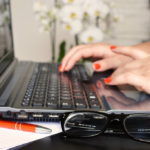 Jak stworzyć mini-kurs online jako dodatkowe źródło dochodu w firmie usługowej?