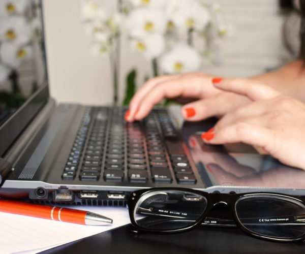Jak stworzyć mini-kurs online jako dodatkowe źródło dochodu w firmie usługowej?