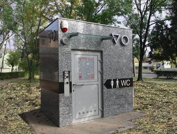 Ekologiczne rozwiązania w toaletach publicznych – oszczędność wody i energii