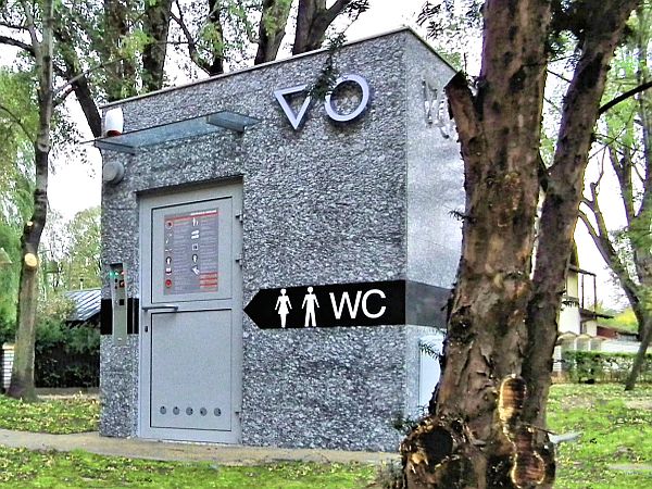 Ekologiczne rozwiązania w toaletach publicznych – oszczędność wody i energii